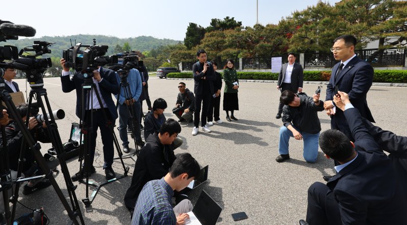 [서울=뉴시스] 박주성 기자 = 김상욱 국민의힘 의원이 8일 오전 서울 동작구 국립서울현충원 참배 후 탈당 기자회견을 하고 있다. 2025.05.08. park7691@newsis.com