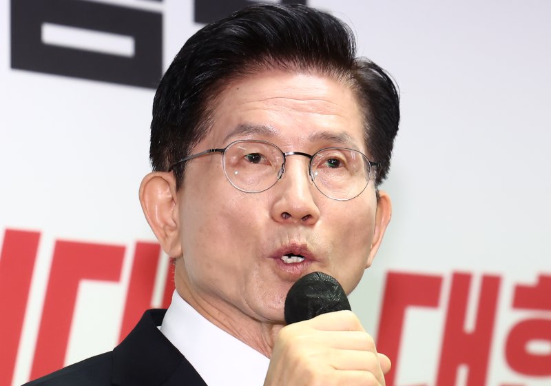김문수 국민의힘 대통령 후보가 8일 오전 서울 여의도 자신의 캠프 사무실에서 단일화 관련 긴급 기자회견을 하고 있다. 2025.5.8/뉴스1 ⓒ News1 김민지 기자