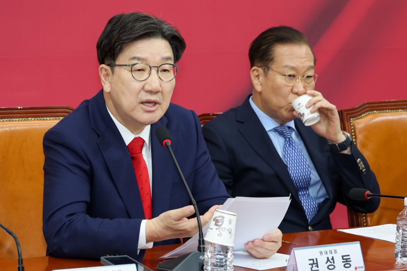권성동 국민의힘 원내대표가 8일 오전 서울 여의도 국회에서 열린 비상대책위원회의에서 발언하고 있다. 오른쪽은 권영세 비대위원장. 2025.5.8/뉴스1 ⓒ News1 안은나 기자