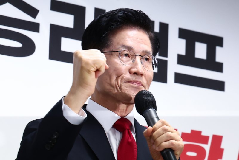 김문수 국민의힘 대통령 후보가 8일 오전 서울 여의도 자신의 캠프 사무실에서 단일화 관련 긴급 기자회견을 하고 있다. 2025.5.8/뉴스1 ⓒ News1 김민지 기자