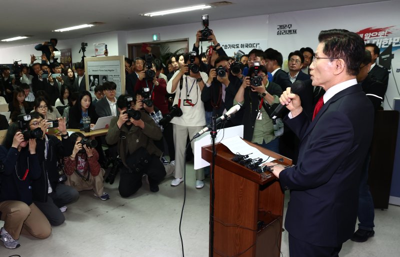 김문수 국민의힘 대통령 후보가 8일 오전 서울 여의도 자신의 캠프 사무실에서 단일화 관련 긴급 기자회견을 하고 있다. 2025.5.8/뉴스1 ⓒ News1 김민지 기자