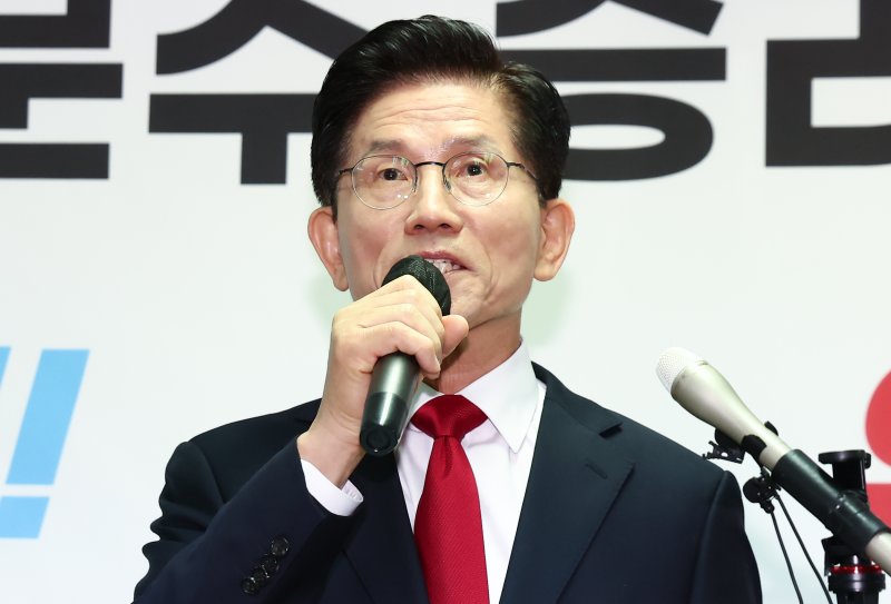 김문수 국민의힘 대통령 후보가 8일 오전 서울 여의도 자신의 캠프 사무실에서 단일화 관련 긴급 기자회견을 하고 있다. 2025.5.8/뉴스1 ⓒ News1 김민지 기자