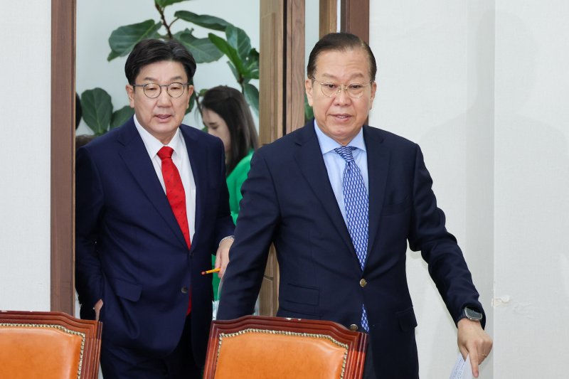 권영세 국민의힘 비상대책위원장(오른쪽)과 권성동 원내대표가 8일 오전 서울 여의도 국회에서 열린 비상대책위원회의에 입장하고 있다. 2025.5.8/뉴스1 ⓒ News1 안은나 기자