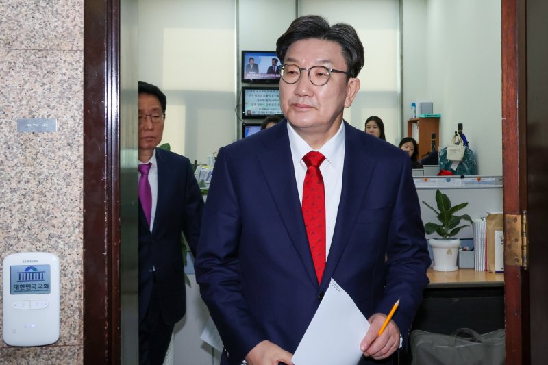 권성동 국민의힘 원내대표가 8일 오전 서울 여의도 국회 원내대표실에서 김문수 대통령 후보 기자회견을 시청한 뒤 비대위원회의로 향하고 있다. 김 후보는 "이 시간 이후 강제 후보 단일화라는 미명으로 정당한 대통령 후보 김문수를 끌어내리려는 작업에서 손을 떼라＂고 말했다. 2025.5.8/뉴스1 ⓒ News1 안은나 기자