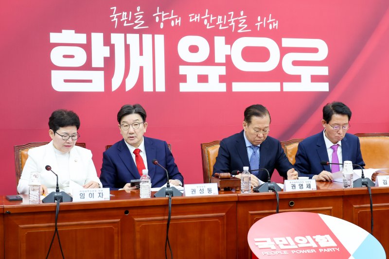 국민의힘 임이자 비대위원(왼쪽부터), 권성동 원내대표, 권영세 비상대책위원장, 김상훈 정책위의장이 8일 오전 서울 여의도 국회에서 열린 비상대책위원회의에서 비공개 전환을 기다리고 있다. 2025.5.8/뉴스1 ⓒ News1 안은나 기자