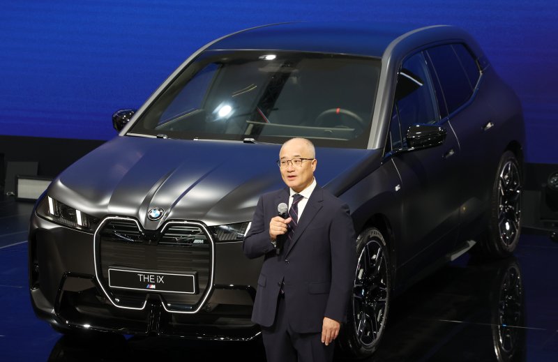 한상윤 BMW 그룹 코리아 대표이사 사장이 3일 경기도 고양시 킨텍스에서 열린 2025 서울모빌리티쇼에서 BMW THE iX 등을 공개하고 있다. 2025.4.3/뉴스1 ⓒ News1 김명섭 기자