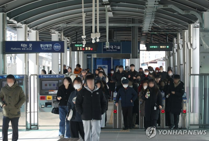 붐비는 대구역 대경선 승강장 (출처=연합뉴스)