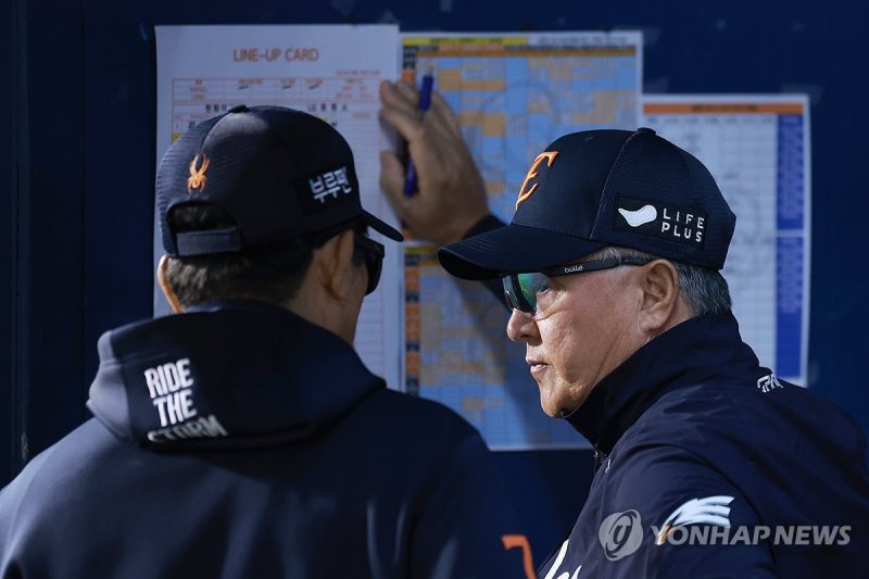 코치진과 대화하는 김경문 감독 (출처=연합뉴스)