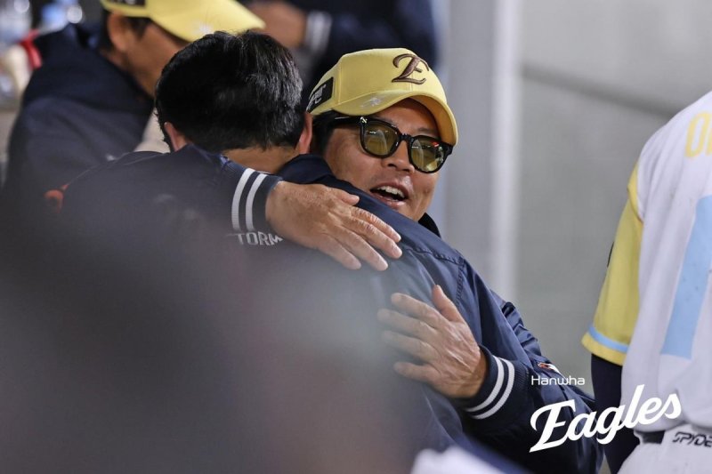 문동주 안아주는 양상문 투수 코치(오른쪽) (출처=연합뉴스)