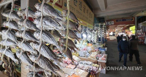 전통시장 생선 판매 (출처=연합뉴스)