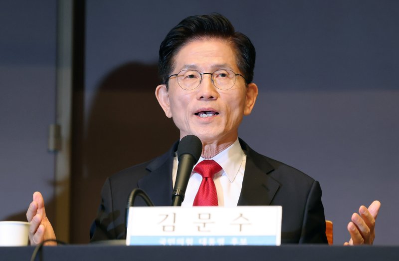 김문수 국민의힘 대선 후보가 8일 서울 중구 프레스센터에서 열린 관훈클럽 토론에 참석해 단일화 관련 질의에 답하고 있다. 2025.5.8/뉴스1 ⓒ News1 박세연 기자
