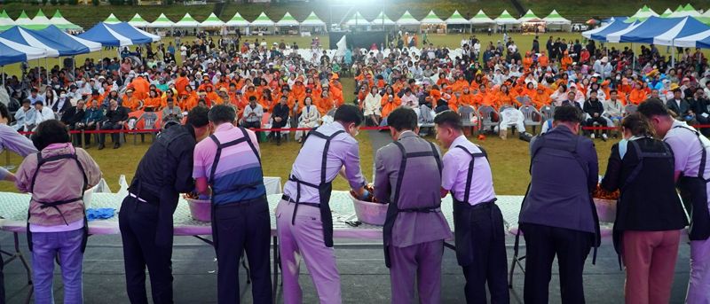 전남 나주시가 오는 23~25일 영산강 둔치체육공원 일원에서 제21회 영산포 홍어·한우축제를 개최한다. 나주지역 최장수 음식문화 축제인 영산포 홍어축제는 올해부터 영산포 홍어·한우축제로 명칭을 변경하고 홍어·한우 시식 및 할인 판매를 진행할 예정이다. 사진은 지난해 열린 제20회 영산포 홍어축제 홍어 무침 퍼포먼스 모습. 나주시 제공