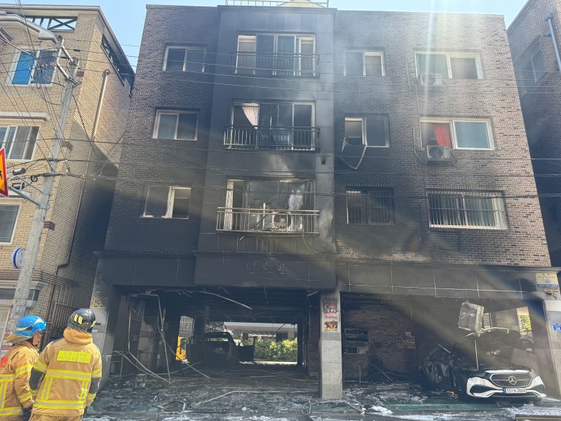 29일 낮 12시 41분께 전북자치도 전주시 완산구 효자동 한 다가구주택에서 불이 났다. ⓒ News1 장수인 기자