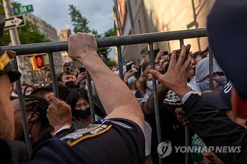 컬럼비아대 중앙도서관 바깥 바리케이드와 시위대 (출처=연합뉴스)
