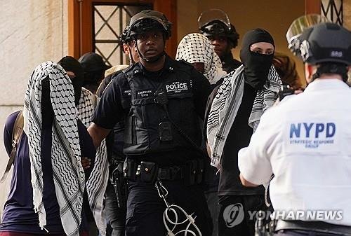 연행되는 팔레스타인 지지 시위대 (출처=연합뉴스)