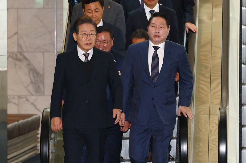 [서울=뉴시스] 국회사진기자단 = 이재명 더불어민주당 대선후보가 8일 오전 서울 중구 대한상공회의소에서 열린 대선후보 초청 경제5단체장 간담회에 최태원 대한상의 회장과 함께 참석하고 있다. 2025.05.08. xconfind@newsis.com