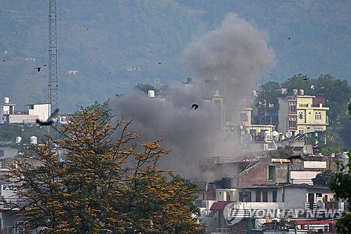 카슈미르에 떨어진 포탄 (출처=연합뉴스)