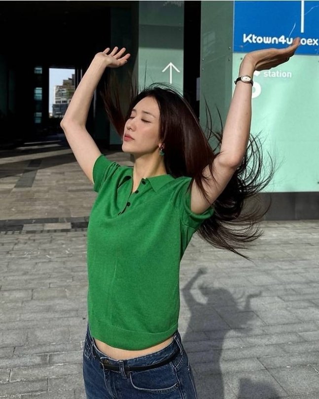 카라 니트부터 벨트 포인트까지…박하선의 '초여름룩'