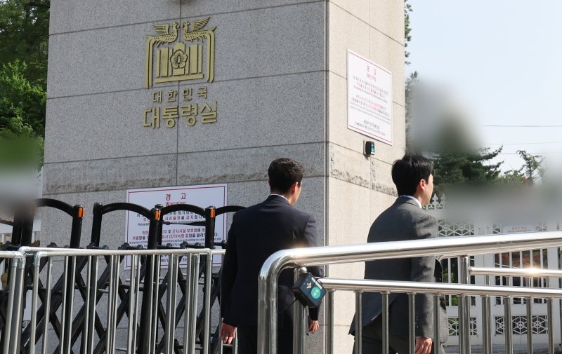 해병대원 순직사건 수사외압 의혹을 수사 중인 고위공직자범죄수사처(공수처) 수사관들이 대통령비서실과 국가안보실에 대한 압수수색을 시도하기 위해 7일 서울 용산구 대통령실 민원실 출입구로 들어서고 있다. 2025.5.7/뉴스1 ⓒ News1 허경 기자