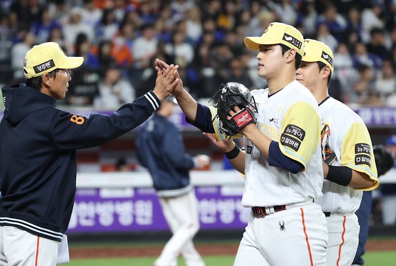7일 대전 한화생명볼파크에서 열린 '2025 신한 SOL 뱅크 KBO리그' 프로야구 한화 이글스와 삼성라이온즈 경기에서 한화 문동주가 5회 2실점 호투하며 더그아웃에 들어오고 있다. 2025.5.7/뉴스1 ⓒ News1 김기남 기자