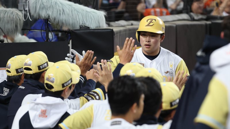 7일 대전 한화생명볼파크에서 열린 '2025 신한 SOL 뱅크 KBO리그' 프로야구 한화 이글스와 삼성라이온즈 경기에서 한화 문현빈이 3회말 동점 솔로 홈런을 치고 홈에 들어오고 있다. 2025.5.7/뉴스1 ⓒ News1 김기남 기자