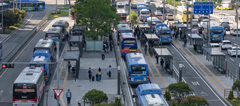 서울 시내버스노조가 준법운행을 재개한 7일 서울 중구 서울역 버스정류장에 버스가 정차하고 있다. 2025.5.7/뉴스1 ⓒ News1 이승배 기자