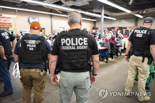 미국 미시시피주의 농업 현장에서 불법체류자 체포에 나선 연방정부 요원들 (출처=연합뉴스)