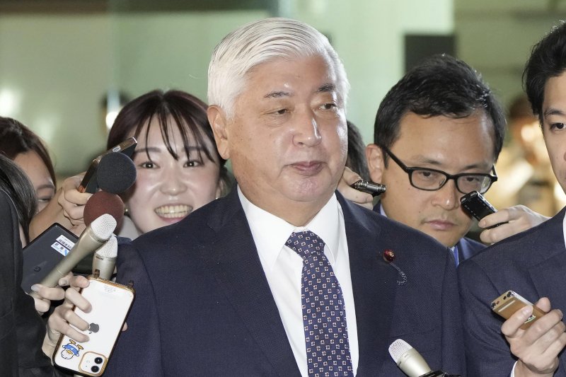 [도쿄=AP/뉴시스] 일본 방위성은 8일 오전 8시부터 9시가 넘은 시각까지 북한에서 복수의 탄도미사일이 북동 방향으로 발사됐다고 밝혔다. 사진은 나카타니 겐 일본 방위상이 지난해 10월 31일 도쿄 총리 관저에 들어서고 있는 모습. 2025.05.08.