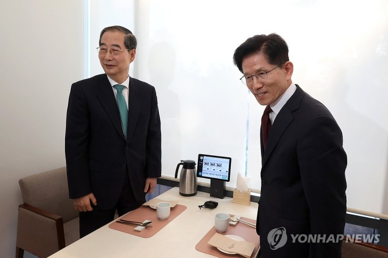 '단일화 회동'하는 김문수 후보와 한덕수 예비후보 (출처=연합뉴스)