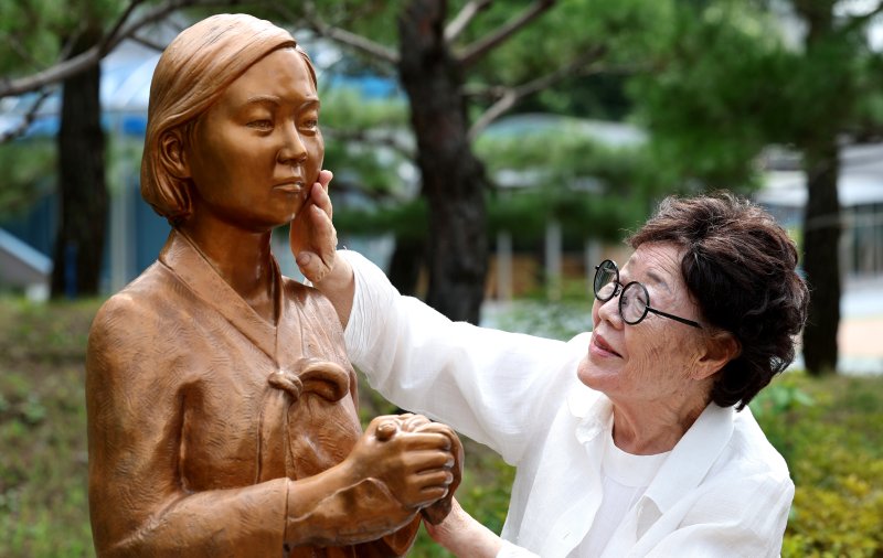 [대구=뉴시스] 이무열 기자 = 일본군 위안부 피해자인 이용수 할머니가 지난해 8월 14일 대구 남구 대구여자상업고등학교를 찾아 평화의 소녀상을 쓰다듬고 있다. 2024.08.14. lmy@newsis.com
