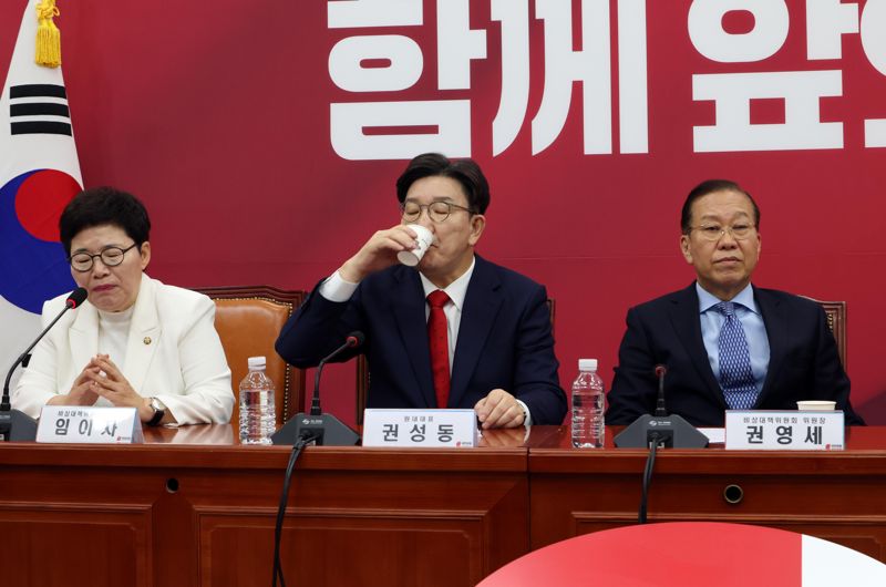 권성동 국민의힘 원내대표가 8일 서울 여의도 국회에서 열린 비상대책위원회의에서 물을 마시고 있다. 사진=박범준 기자