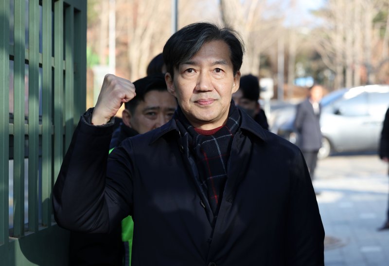 [의왕=뉴시스] 홍효식 기자 = 자녀 입시비리 혐의 등으로 징역형이 확정돼 수감되는 조국 전 조국혁신당 대표가 지난해 12월16일 오전 경기도 의왕시 서울구치소로 출석하며 지지자들을 향해 주먹을 쥐고 있다. 2024.12.16. yesphoto@newsis.com