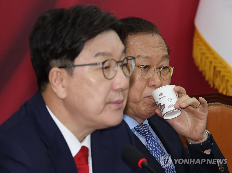 물 마시는 권영세 비상대책위원장 (출처=연합뉴스)