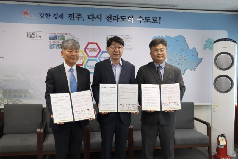 [전주=뉴시스]윤난슬 기자 = 도공 전북본부는 특화라면 출시와 함께 전주시의 사회적 고립예방을 위한 복지캠페인 '전주 함께라면'에도 동참했다. 사진은 업무협약 모습.(사진=도공 전북본부 제공)