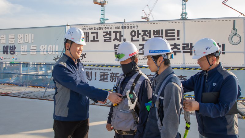 [서울=뉴시스] 허윤홍 GS건설 대표(사진 왼쪽)가 인천 송도 현장을 방문해, 직원들의 추락방지를 위한 안전장비를 직접 점검하고 있다. (사진=GS건설 제공) 2025.05.08. photo@newsis.com *재판매 및 DB 금지