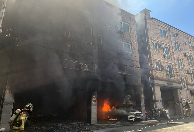 [전주=뉴시스] 김얼 기자 = 29일 전북 전주시 완산구에 위치한 한 빌라 건물 주차장의 차량에서 원인이 밝혀지지 않은 화재가 발생해 불길이 치솟아 오르고 있다. 2025.04.29. pmkeul@newsis.com