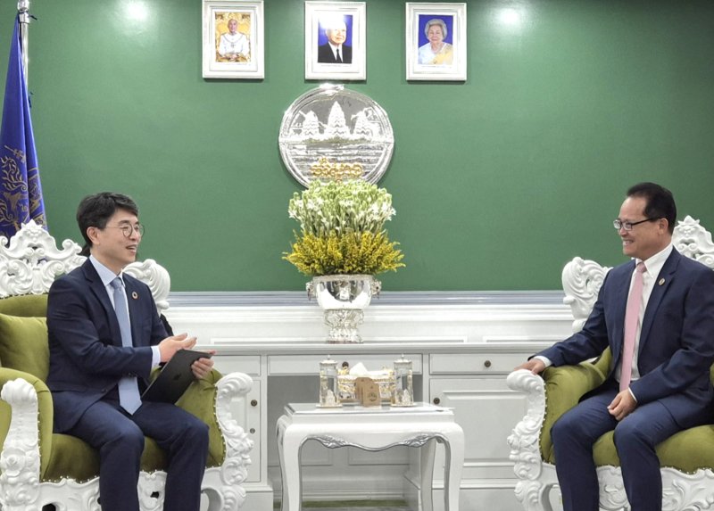 김완섭 환경부 장관(오른쪽 두번째)이 7일 캄보디아 환경부에서 열린 이응 소펄라엣 환경부장관(왼쪽 두번째)과 양자면담을 하고 있다. (환경부 제공. 재판매 및 DB 금지) 2025.5.7/뉴스1