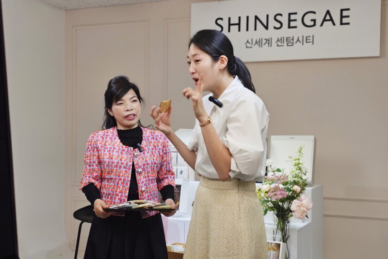 신세계백화점 센텀시티 직원이 부산 전병 브랜드 '이대명과' 제품을 홍보하는 온라인 생중계 방송을 진행하고 있다.(신세계 센텀시티 제공. 재판매 및 DB 금지)