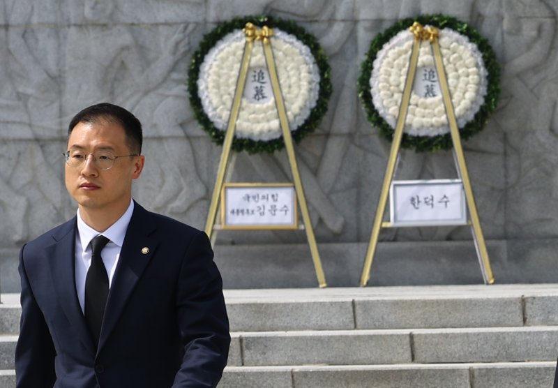 [서울=뉴시스] 박주성 기자 = 김상욱 국민의힘 의원이 8일 오전 서울 동작구 국립서울현충원을 참배하고 있다. 이날 김상욱 의원은 국민의힘을 탈당했다. 2025.05.08. park7691@newsis.com