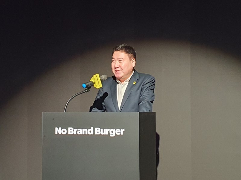 [서울=뉴시스] 강승협 신세계푸드 대표는 8일 오전 서울시 코엑스 스튜디오 195에서 기자간담회를 갖고 노브랜드 버거 신규 가맹 모델을 발표하고 있다. photo@newsis.com