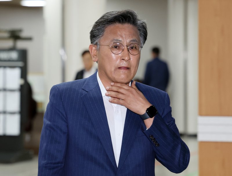 [서울=뉴시스] 이영환 기자 = 지역 개발사업을 명목으로 건축업자에게 금품을 받은 혐의로 구속영장이 청구된 박성만 경상북도의회 의장이 30일 오후 서울 서초구 서울중앙지방법원에서 열린 구속 전 피의자 심문(영장실짐심사)에 출석하고 있다. 2025.04.30. 20hwan@newsis.com