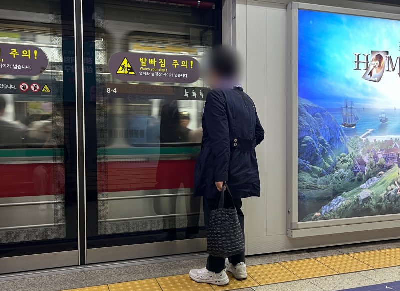 8일 오전 서울 지하철 1·3·5호선 종로3가역에서 만난 임 모 씨(82·여)가 역사 플랫폼에서 지하철을 기다리고 있다.2025.5.8/뉴스1 ⓒ News1 김종훈 기자