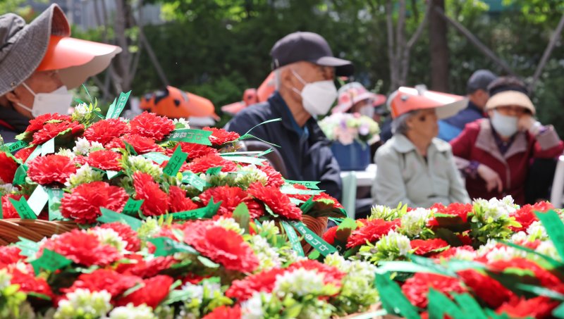 8일 오전 서울 동대문구 다일공동체 밥퍼나눔운동본부에서 열린 어버이날 행사에 어르신들에게 달아줄 카네이션이 놓여 있다. 2025.5.8/뉴스1 ⓒ News1 장수영 기자