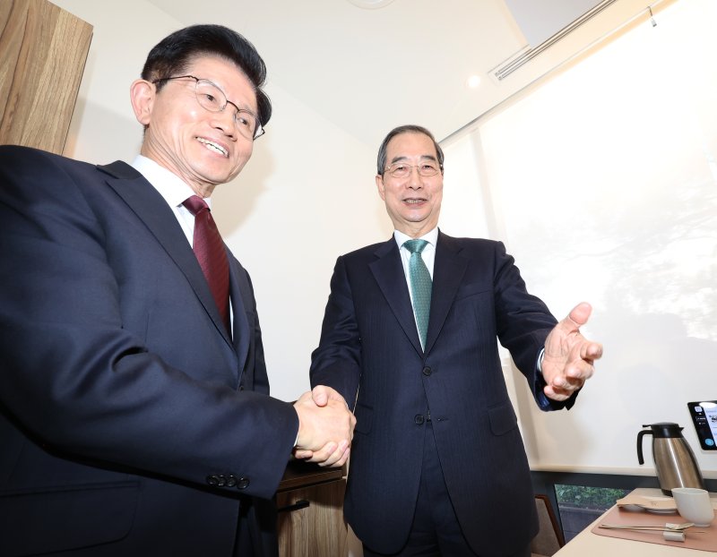 보수 분열에 '표정관리'하는 민주, 李 사법리스크 해소 박차