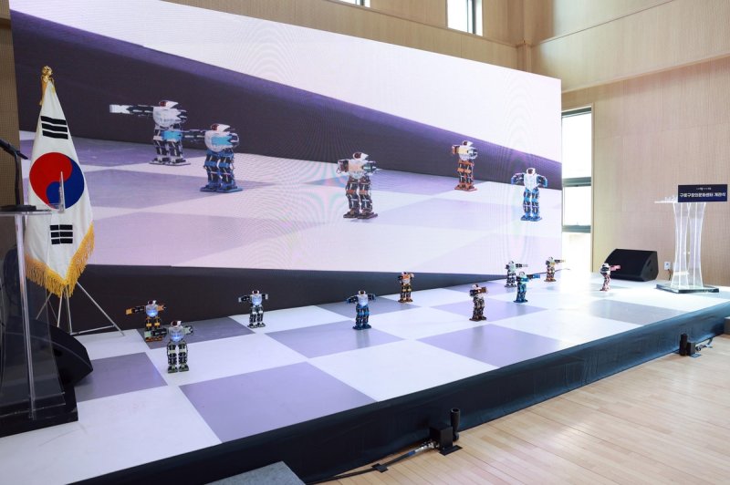 7일 구로창의문화예술센터 개관식에서 시연된 로봇 댄스 공연 (출처=연합뉴스)