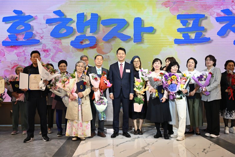 [서울=뉴시스] 오세훈 서울시장이 8일 열린 '제53회 어버이날 기념식'에서 효행 유공자들과 기념사진을 촬영하고 있다. 2025.05.08 (사진 제공=서울시) photo@newsis.com *재판매 및 DB 금지