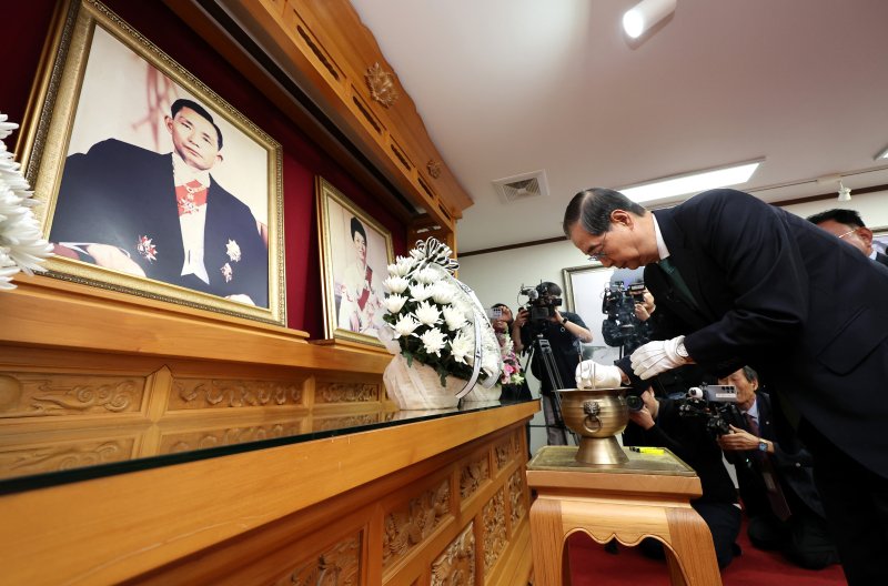 [구미=뉴시스] 이무열 기자 = 한덕수 무소속 대선 예비후보가 8일 오전 경북 구미시 상모동 박정희 전 대통령 생가를 찾아 추모관에서 분향하고 있다. 2025.05.08. lmy@newsis.com