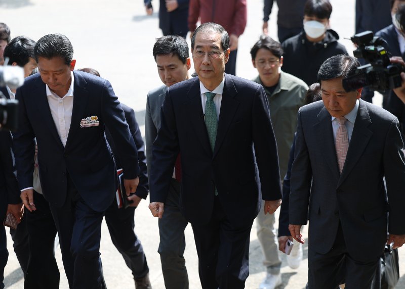 [구미=뉴시스] 이무열 기자 = 한덕수 무소속 대선 예비후보가 8일 오전 경북 구미시 상모동 박정희 전 대통령 생가를 방문하고 있다. 2025.05.08. lmy@newsis.com