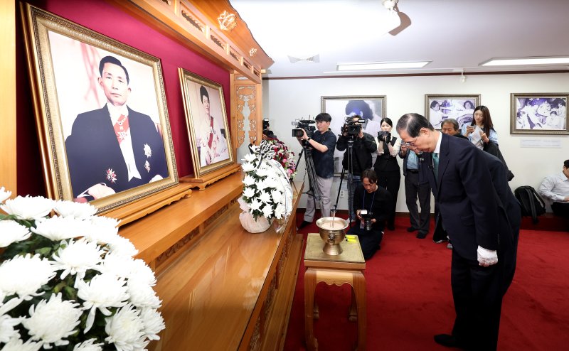 [구미=뉴시스] 이무열 기자 = 한덕수 무소속 대선 예비후보가 8일 오전 경북 구미시 상모동 박정희 전 대통령 생가를 찾아 추모관에서 묵념하고 있다. 2025.05.08. lmy@newsis.com