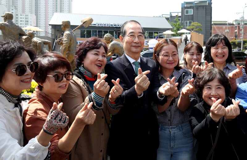[구미=뉴시스] 이무열 기자 = 한덕수 무소속 대선 예비후보가 8일 오전 경북 구미시 상모동 박정희 전 대통령 생가를 찾아 지지자들과 사진을 찍고 있다. 2025.05.08. lmy@newsis.com